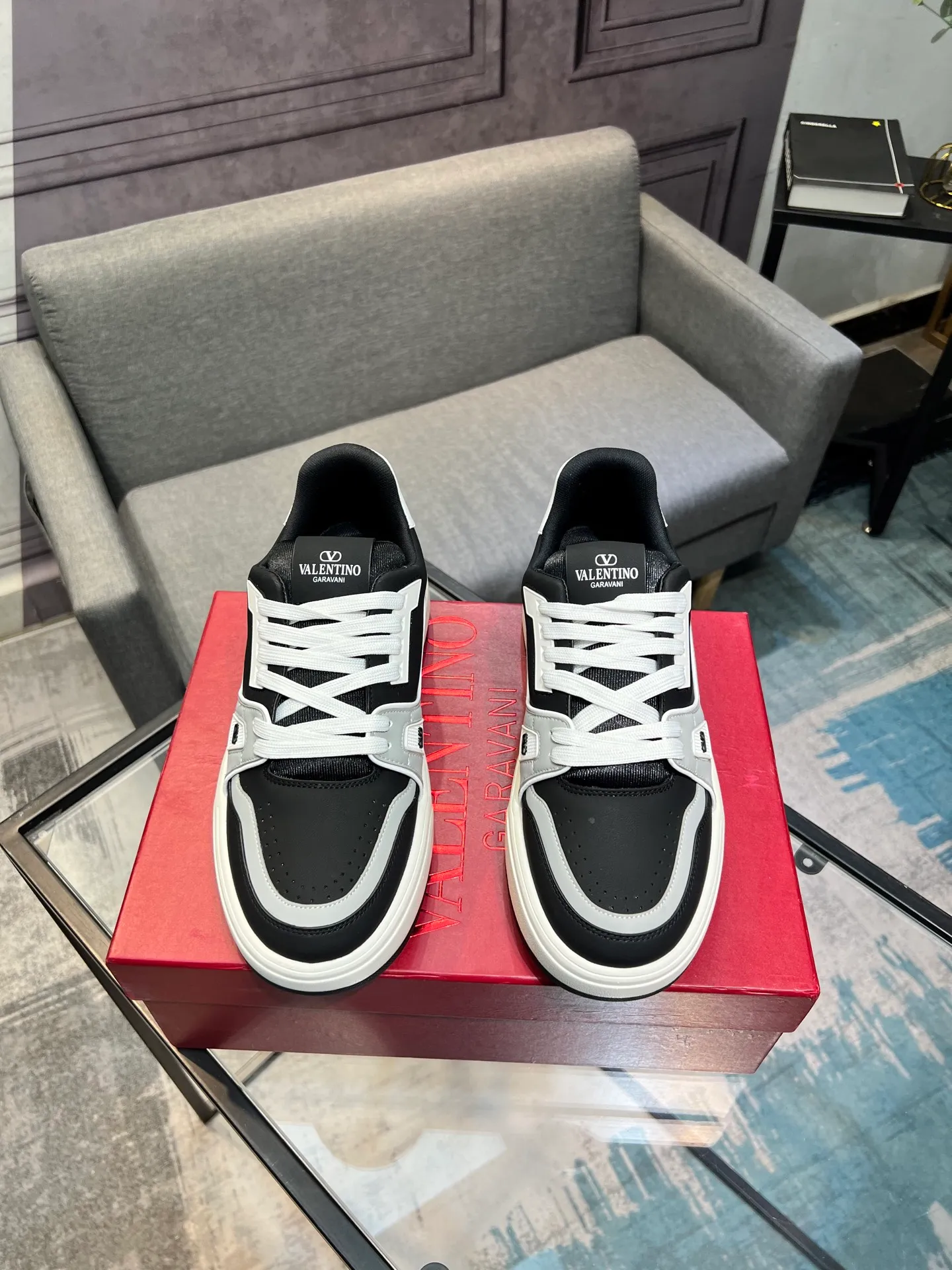 Men's men's shoes 💰660 𝑽𝒂𝒍𝒆𝒏𝒕𝒊𝒏𝒐 Valentino 𝑶𝒏𝒆𝑺𝒕𝒖𝒅 Couple's sneaker series Valentino 2025 latest couple's sneakers, celebrity style, hot sale. The original ZP was purchased and dismantled. Repeated pattern making and modification. I strive to restore the original version 1:1! Top luxury masterpiece, soft and comfortable, combining fashion and leisure, bringing excellent elegant texture and excellent on-foot comfort. Top purchase version upper: imported calfskin surface/original oil edge craftsmanship. Inner: water-dyed cowhide lining. Outsole: original development 𝐓𝐏𝐔 two-color combination outsole. Packaging: original configuration complete package. Code number: 35-44 yards. 34.45 can be customized. Can be customized (self-labeled-no label) order.